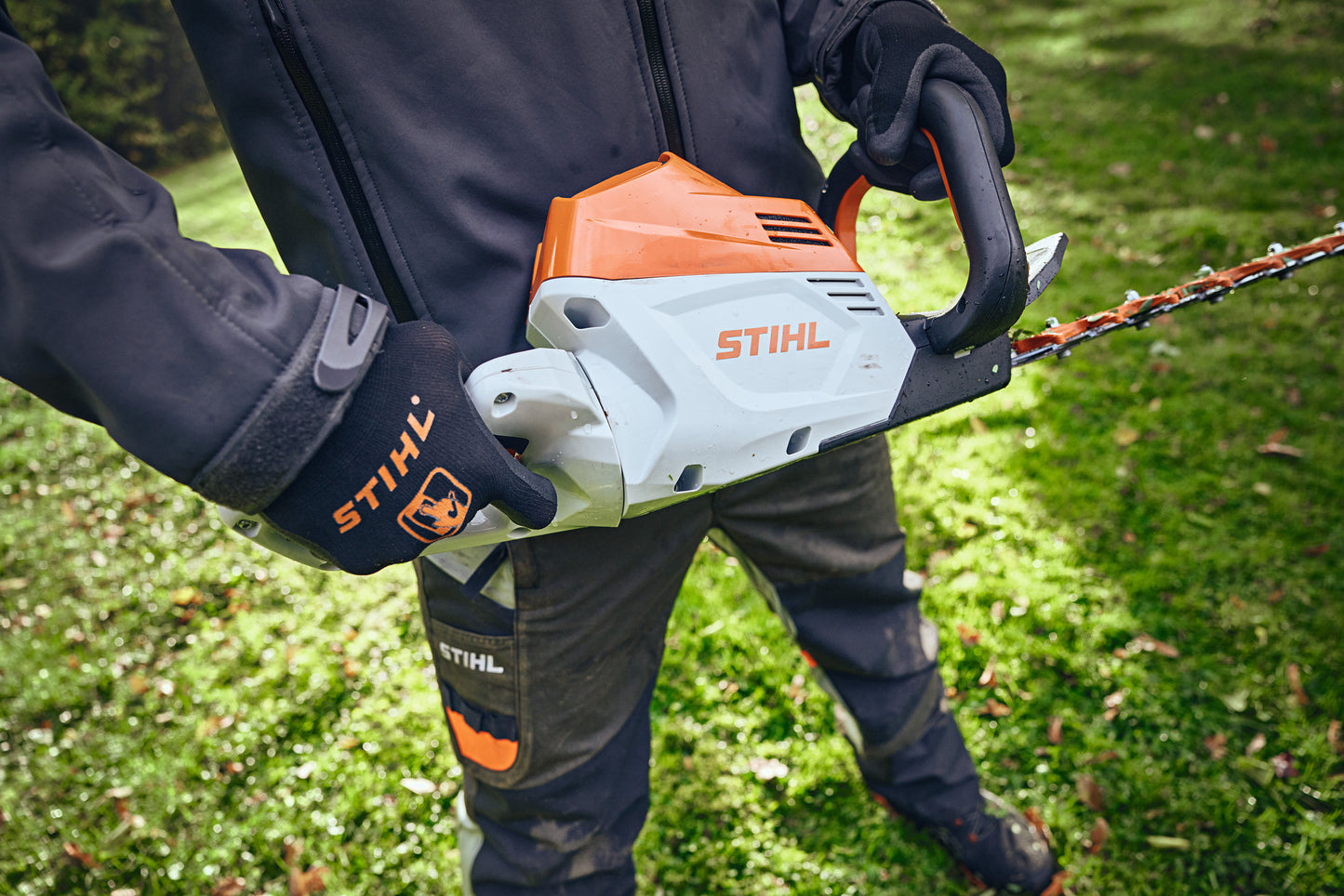 STIHL HSA 100 tagliasiepi a batteria in uso su siepe