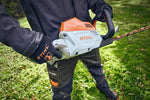 STIHL HSA 100 tagliasiepi a batteria in uso su siepe