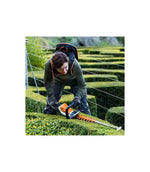 Utilizzo del tosasiepi a batteria Stihl HSA 94 T su siepe