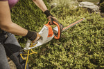 Stihl HSE 52 tagliasiepi elettrico in uso su siepe