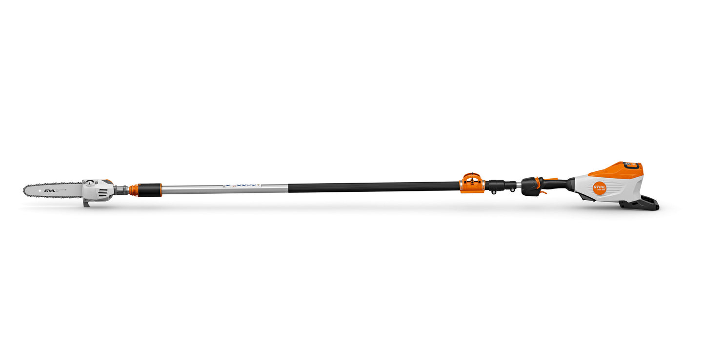 Potatore a batteria STIHL HTA 135 in configurazione telescopica con testa di taglio e impugnatura