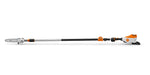 Potatore a batteria STIHL HTA 135 in configurazione telescopica con testa di taglio e impugnatura