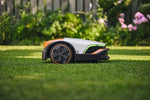 Robot tosaerba STIHL iMOW 5 in funzione su prato