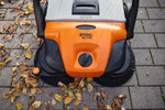Vista dall’alto della spazzatrice manuale Stihl KG 770 su pavimentazione