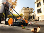 Spazzatrice a batteria STIHL KGA 770 su pavimentazione con detriti e foglie