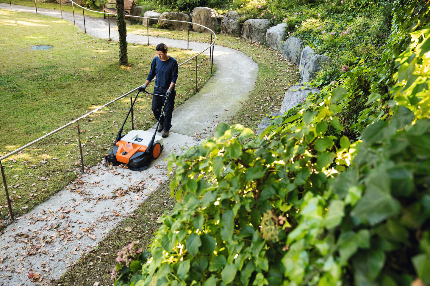 Spazzatrice a batteria STIHL KGA 770 in uso su percorso con foglie e detriti