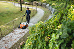 Spazzatrice a batteria STIHL KGA 770 in uso su percorso con foglie e detriti