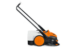 Spazzatrice a batteria STIHL KGA 770 vista laterale con grandi ruote e contenitore raccolta