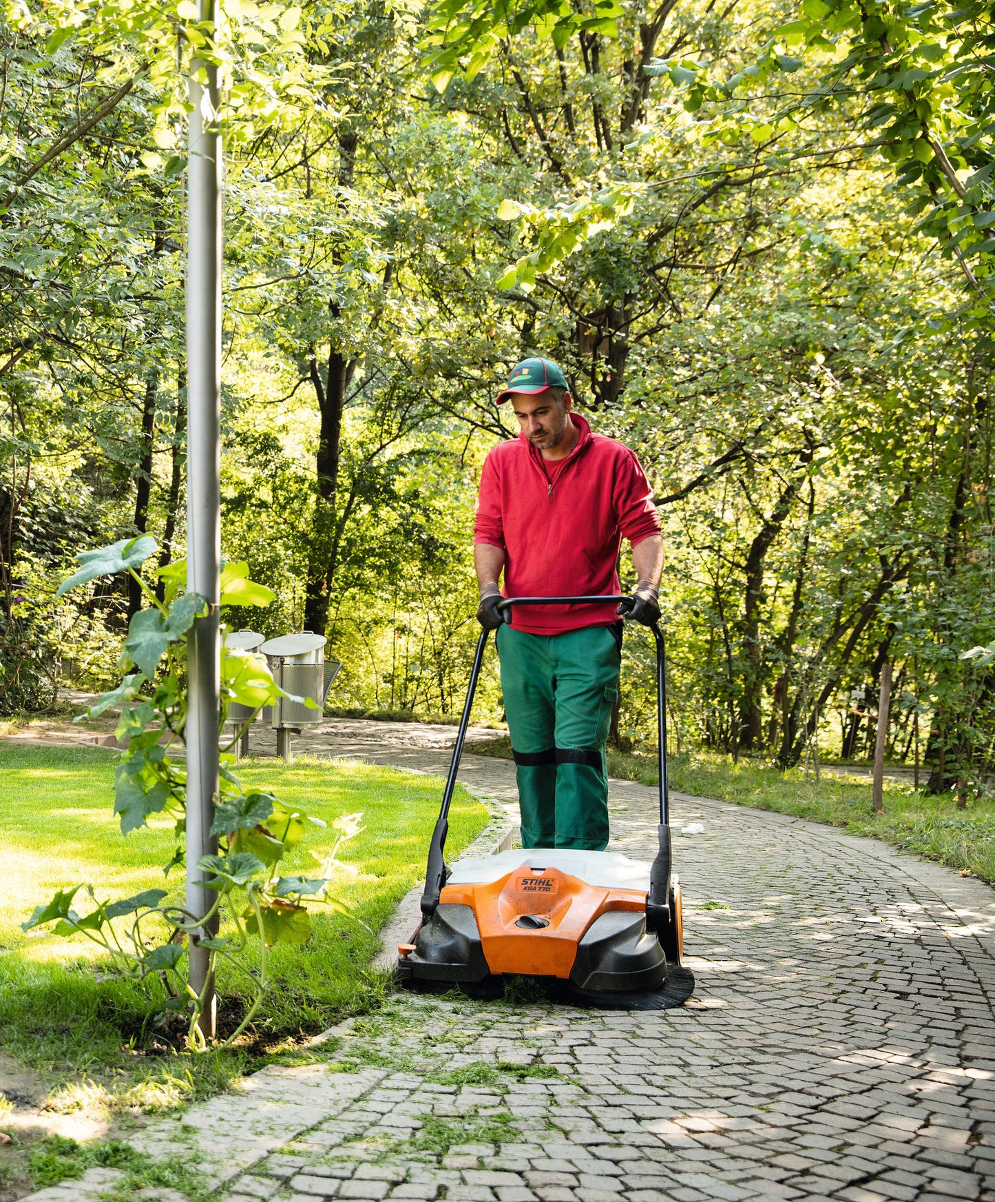 Utilizzo spazzatrice a batteria STIHL KGA 770 su vialetto esterno per raccolta foglie e detriti
