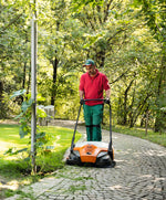 Utilizzo spazzatrice a batteria STIHL KGA 770 su vialetto esterno per raccolta foglie e detriti