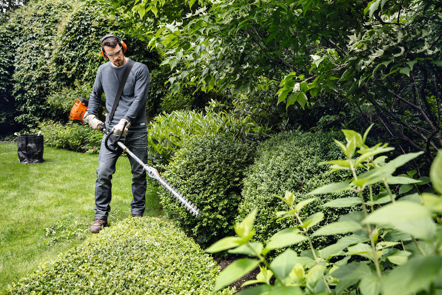 Stihl KM 131 R sistema Kombi a scoppio impiegato per manutenzione siepi e verde