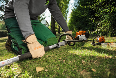 STIHL KM 94 RC-E motore Kombi a scoppio in utilizzo su prato con asta divisibile