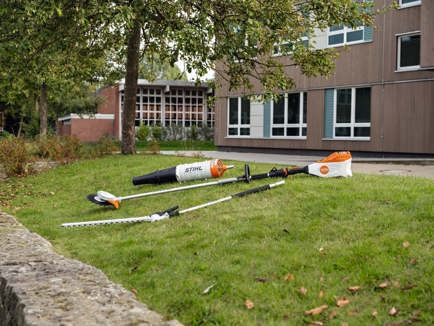 STIHL KMA 135 R motore Kombi a batteria con attrezzi combinati STIHL