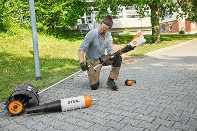 STIHL KMA 135 R motore Kombi a batteria in utilizzo per manutenzione del verde