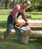 Motosega Stihl MS 231 C-BE in uso su tronco