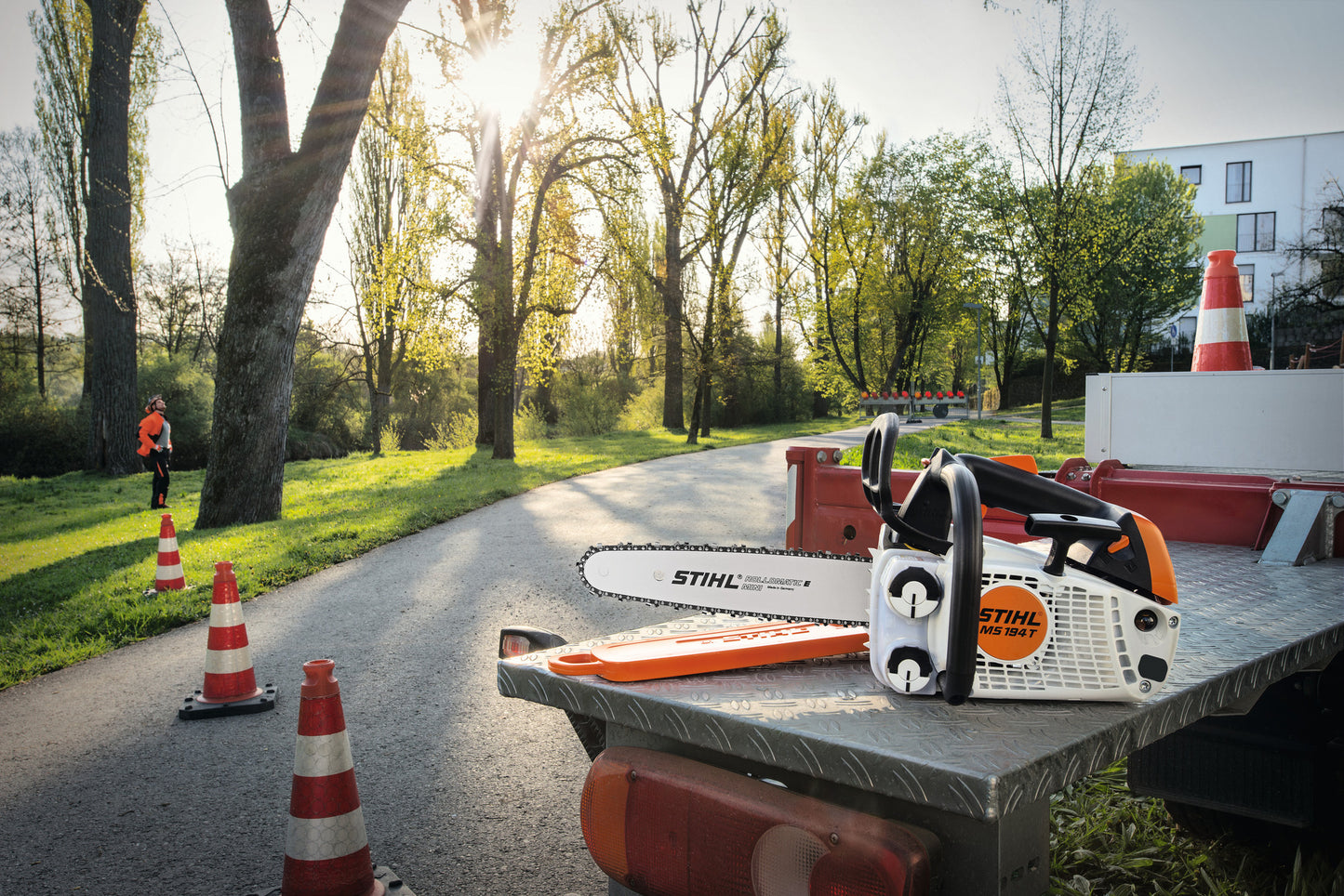 Motosega STIHL MS 194 TC-E da potatura con barra e catena appoggiata su superficie di lavoro