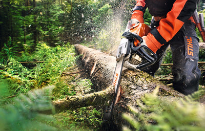 Motosega STIHL MS 362 C-M in uso per taglio forestale su tronco