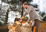 Operatore durante il taglio di un tronco con motosega a batteria STIHL MSA 70 C-B