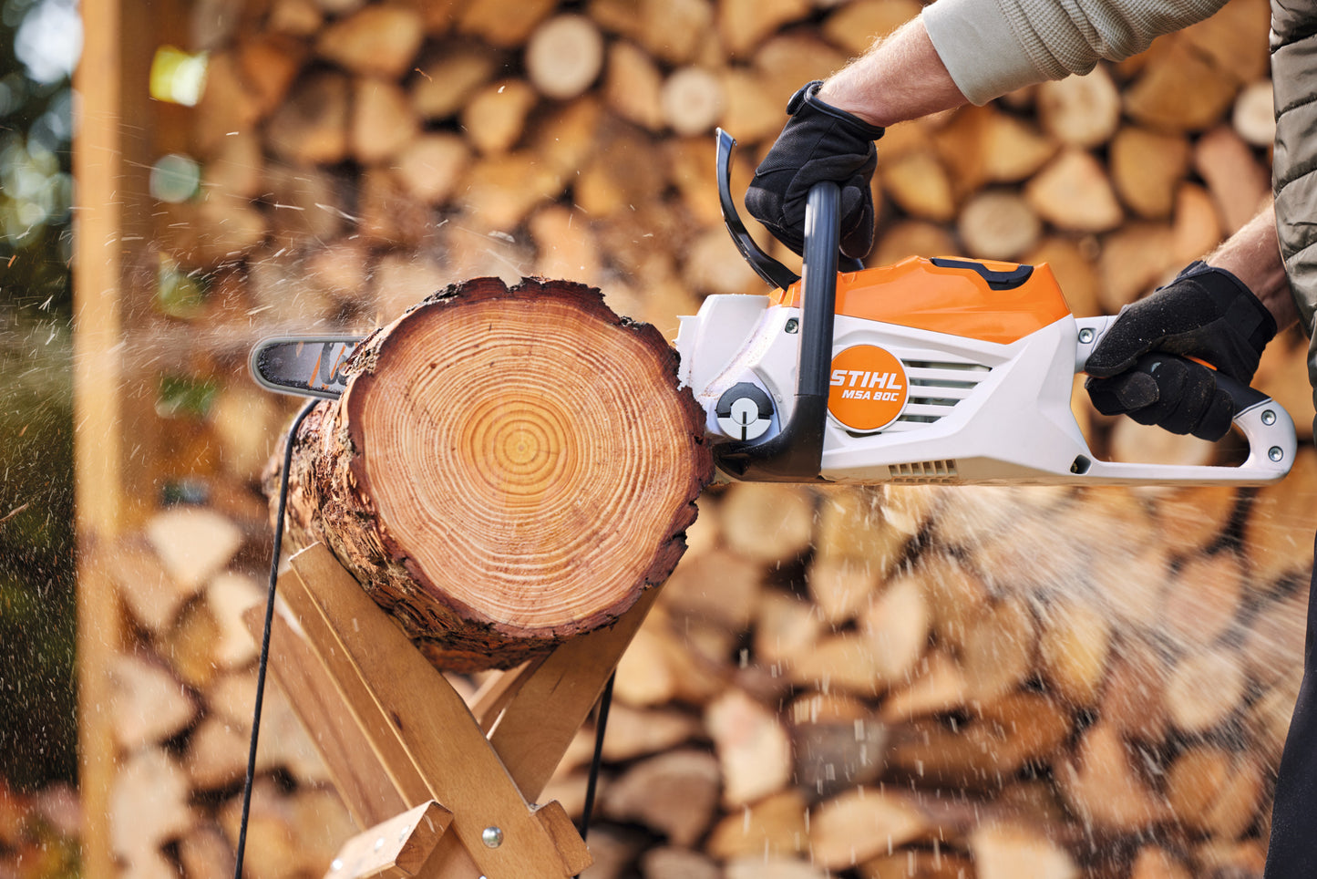 Motosega a batteria STIHL MSA 80 C-B in uso per taglio di tronchi