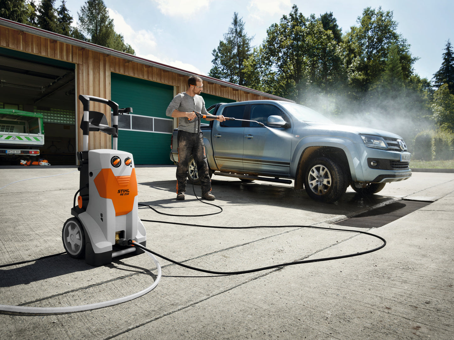 Idropulitrice Stihl RE 232 in uso per lavaggio ad alta pressione