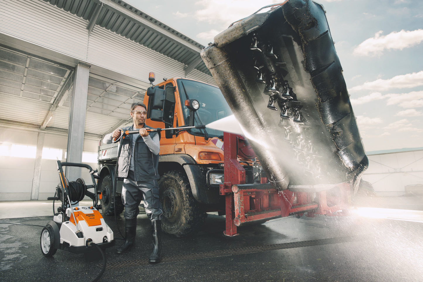 Idropulitrice ad alta pressione Stihl RE 462 Plus in uso su mezzo da lavoro