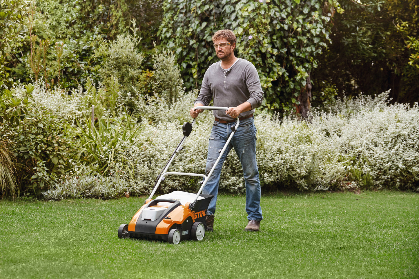 Arieggiatore a batteria STIHL RLA 240 in uso su prato