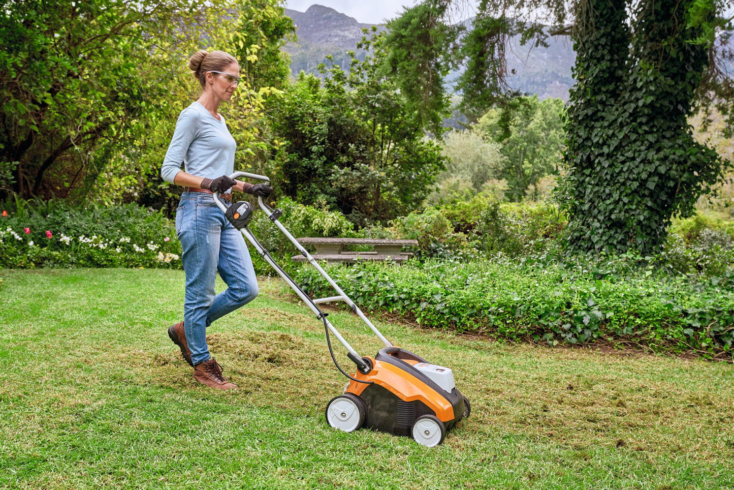 STIHL RLA 240 durante la scarificatura e arieggiatura del tappeto erboso