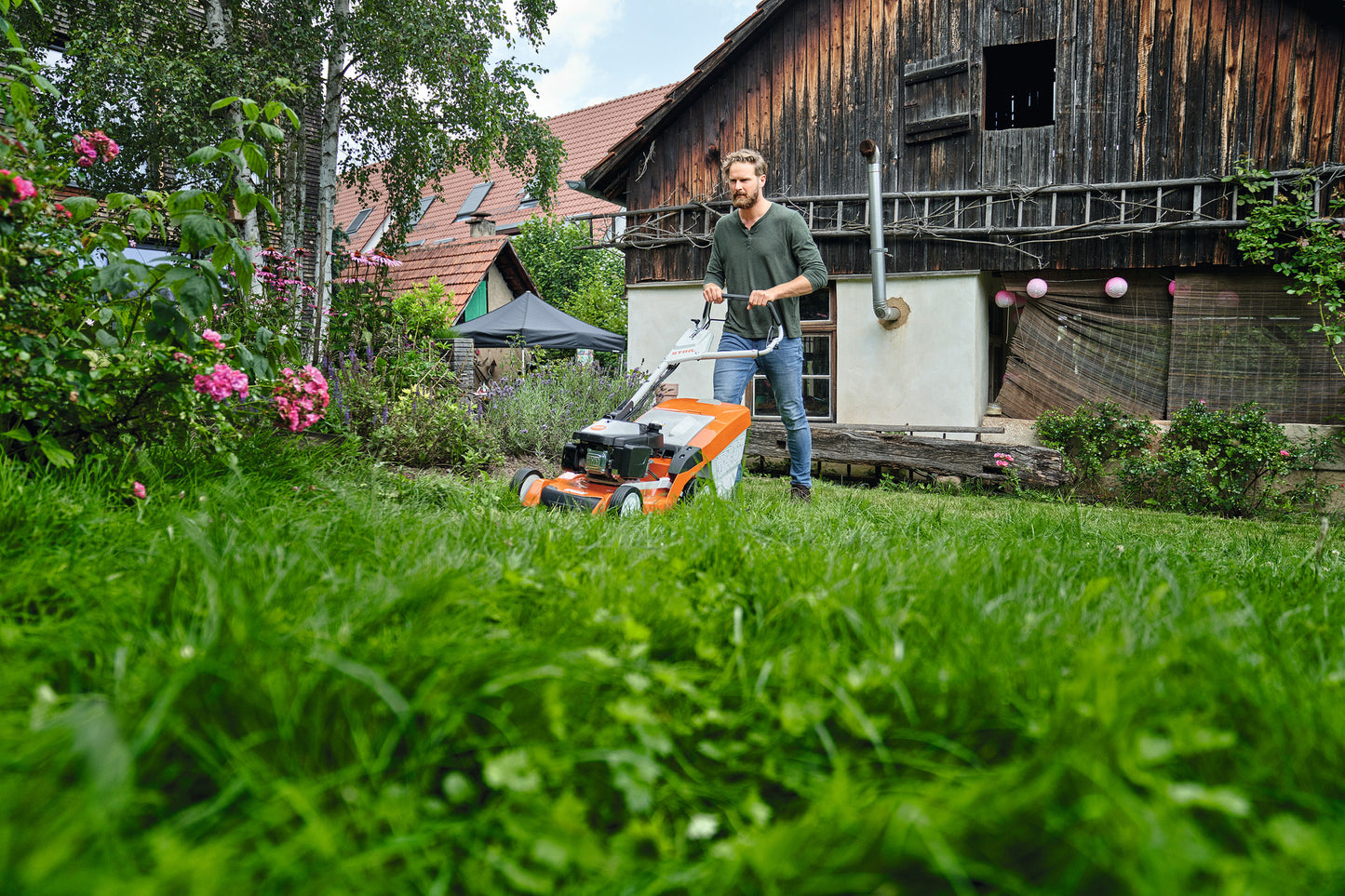 Tosaerba STIHL RM 650 T in utilizzo su prato di grandi dimensioni