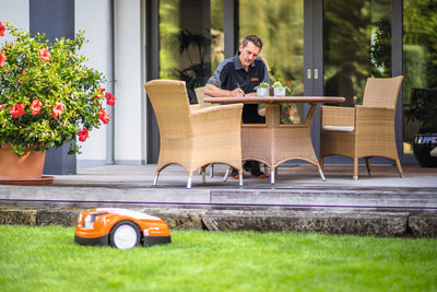 Robot tosaerba STIHL iMOW RMI 422 P in funzione su prato in giardino