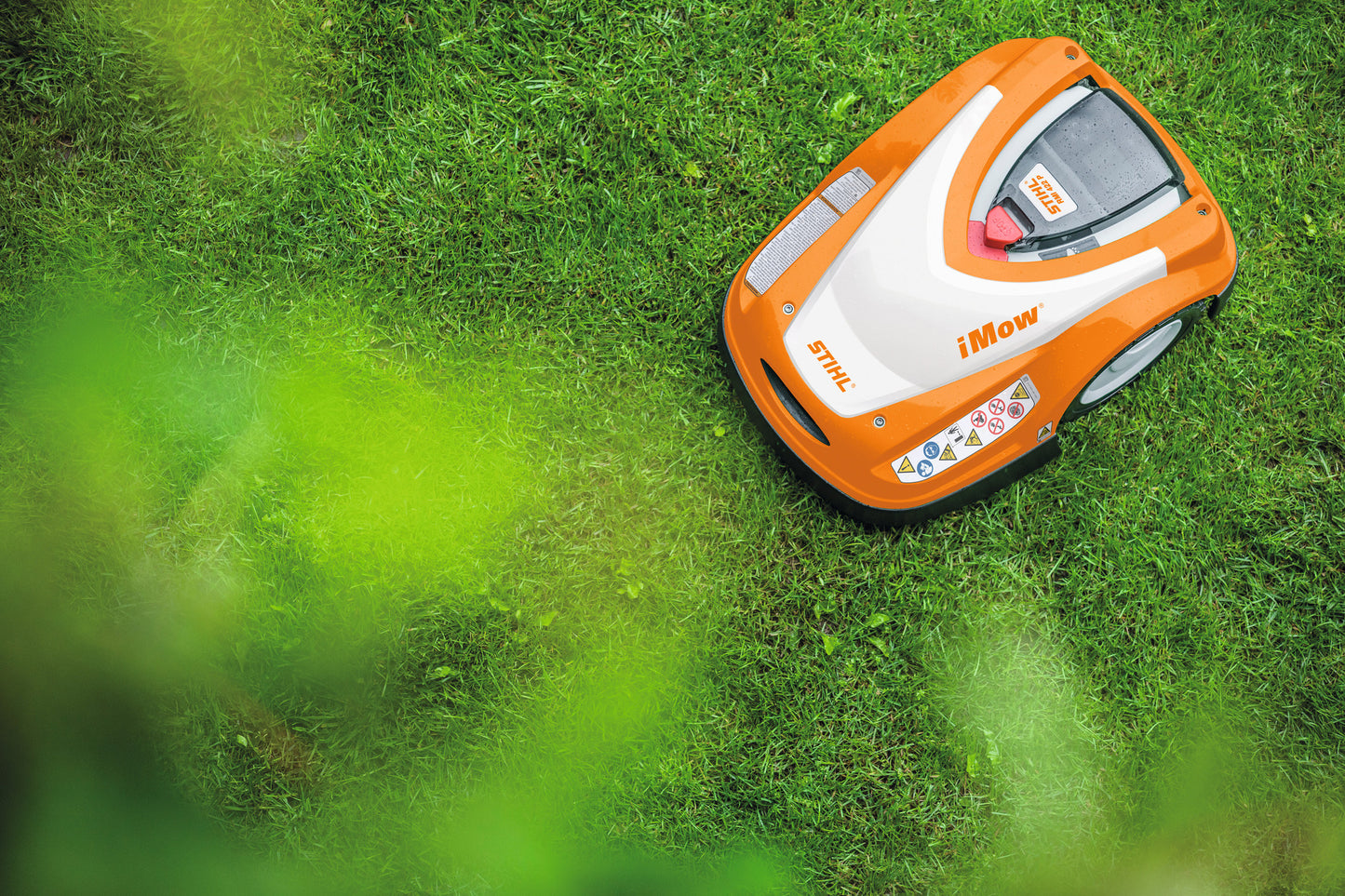 Robot tosaerba STIHL iMOW RMI 422 P vista dall'alto su prato