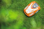 Robot tosaerba STIHL iMOW RMI 422 P vista dall'alto su prato