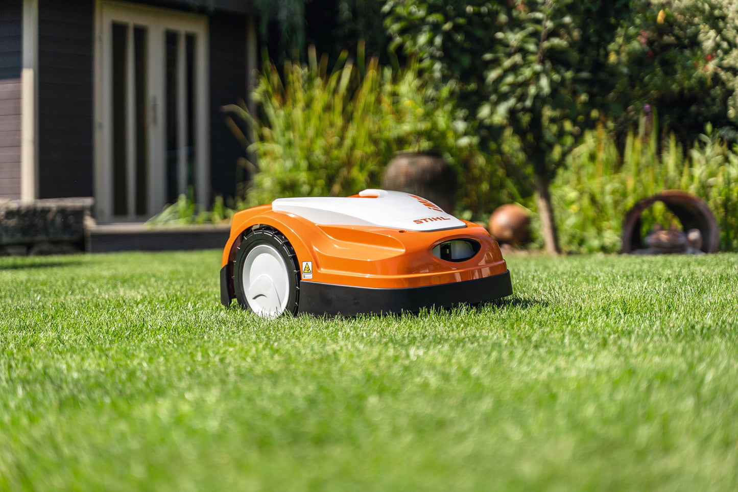 Robot tosaerba STIHL iMOW RMI 422 P su prato vista laterale