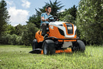 Trattorino tosaerba Stihl RT 4112 SZ in uso su prato con scarico laterale