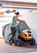 Trattorino da giardino Stihl RT 5097 Z in rimessaggio coperto da telo protettivo