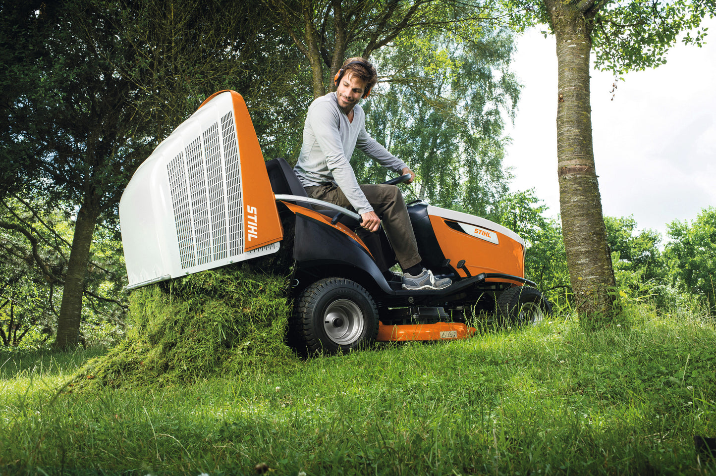 Trattorino Stihl RT 6112 ZL in uso su prato con raccolta erba