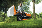 Trattorino Stihl RT 6112 ZL in uso su prato con raccolta erba