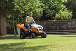 Trattorino tosaerba Stihl RT 6127 ZL in uso su prato con cesto di raccolta