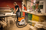 Stihl SE 133 ME in utilizzo con utensile elettrico in ambiente di lavoro