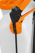 Dettaglio impugnatura e comando dell'irroratore a batteria STIHL SGA 85