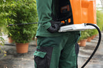 Operatore con irroratore a batteria STIHL SGA 85 durante trattamento su piante