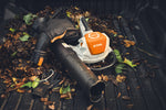 STIHL SHA 140 aspiratore trituratore a batteria appoggiato su foglie raccolte