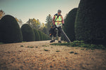 STIHL SHA 140 aspiratore trituratore a batteria in uso su viale e siepi