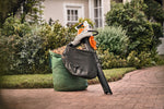 Utilizzo del soffiatore aspiratore trituratore STIHL SHA 56 per aspirazione foglie su vialetto