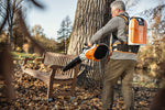 Soffiatore STIHL con sistema di trasporto comfort durante la pulizia di foglie