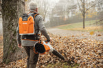 Utilizzo di soffiatore STIHL con sistema di trasporto a zaino per pulizia foglie