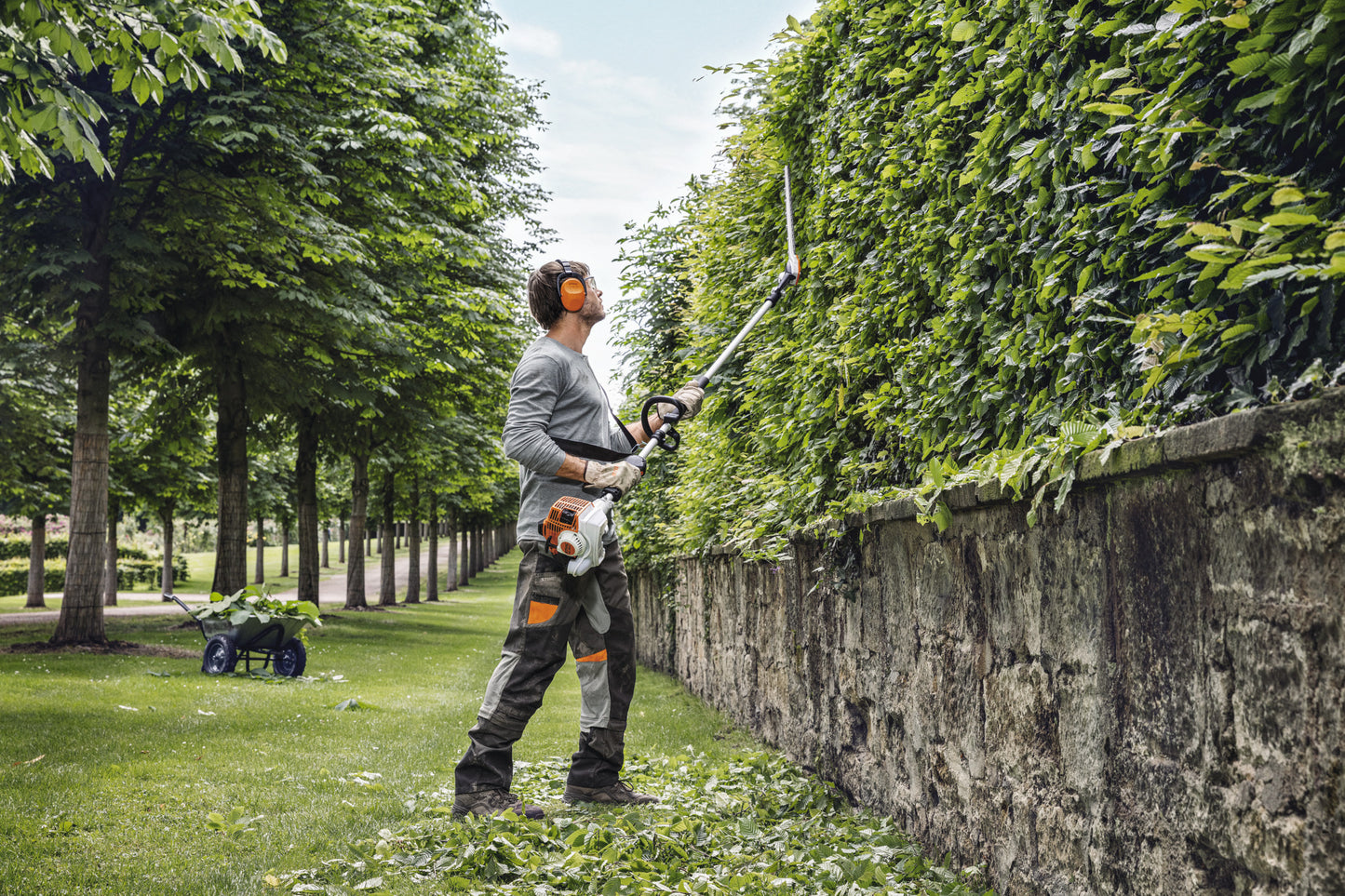 Tagliasiepi allungato a benzina STIHL HL 94 C-E per siepi alte con barra inclinabile