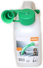 Dettaglio tappo e beccuccio antigoccia verde su tanica benzina Stihl trasparente