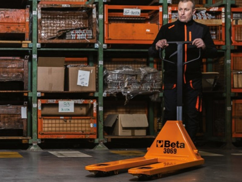 Transpallet manuale Beta 3069 carico massima di 2.500 Kg.