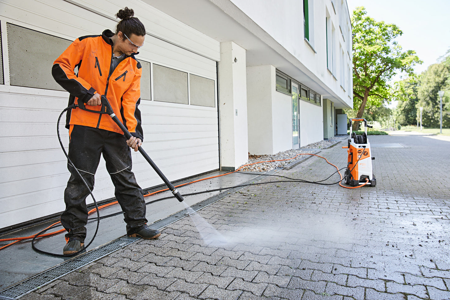Uso di idropulitrice STIHL RE 170 PLUS per pulizia di pavimentazioni esterne