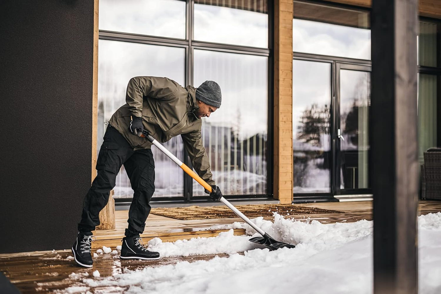 Utilizzo pala spingineve Fiskars X-series per rimozione neve leggera su vialetto